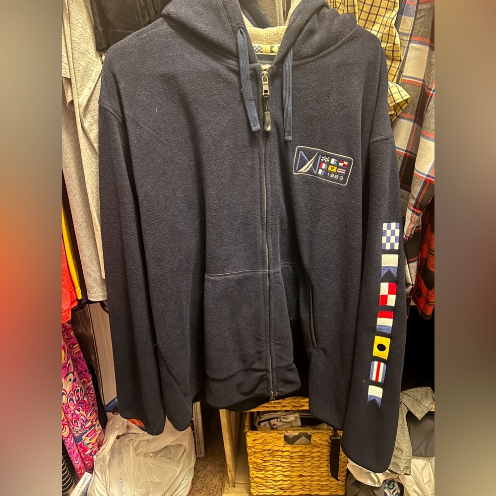 Men’s Nautica sweatshirt